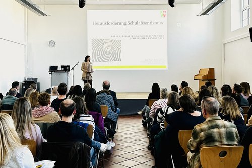 Cornelia Heinz, Fachbeauftragte für Schulpsychologie der Bezirksregierung Arnsberg, erläuterte in ihrem Impulsvortrag die vier zentralen Erscheinungsformen von Schulabsentismus. Foto: A. Hübenthal/Märkischer Kreis