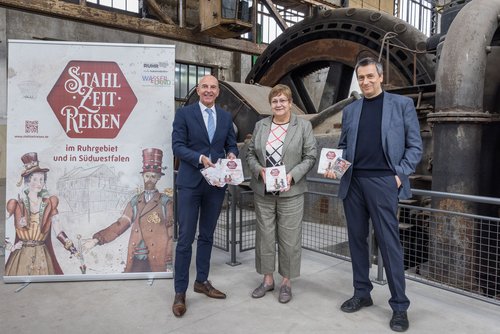 Im LWL-Industriemuseum Hattingen stellen Dr. Georg Lunemann, Direktor des LWL, Karola Geiß-Netthöfel, Direktorin des RVR, und Stephan Sensen, Leiter der Museen des Märkischen Kreises und damaliger Vorsitzender des WasserEisenLand e.V., ein multimediales Infozentrum als sichtbares Zeichen der Zusammenarbeit vor.  Foto: Philipp Harms vom LWL
