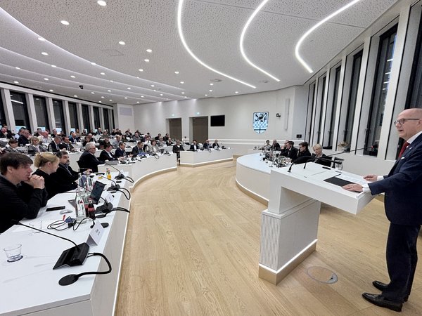 "Kreis und Kommunen sitzen in einem Boot": Landrat Ralf Schwarzkopf während seiner Haushaltsrede im Sitzungssaal des Kreishauses Lüdenscheid. Foto: Alexander Bange / Märkischer Kreis