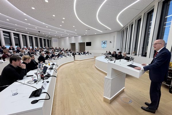 "Kreis und Kommunen sitzen in einem Boot": Landrat Ralf Schwarzkopf während seiner Haushaltsrede im Sitzungssaal des Kreishauses Lüdenscheid. Foto: Alexander Bange / Märkischer Kreis