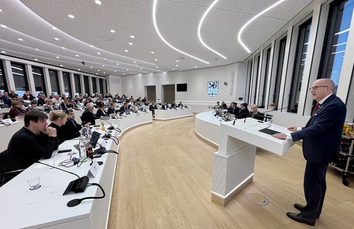"Kreis und Kommunen sitzen in einem Boot": Landrat Ralf Schwarzkopf während seiner Haushaltsrede im Sitzungssaal des Kreishauses Lüdenscheid. Foto: Alexander Bange / Märkischer Kreis