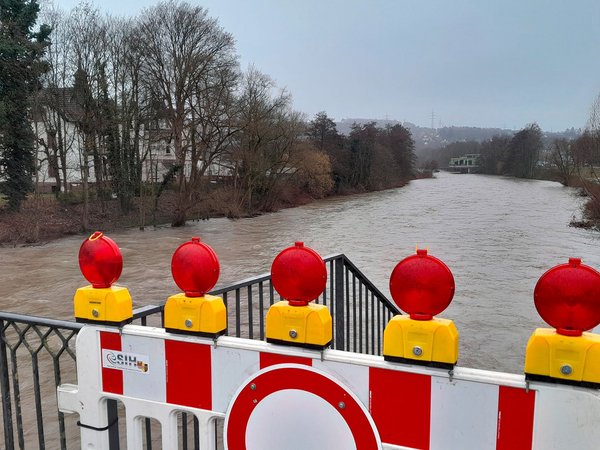 Hochwasser zu sehen von einer Brücke der Lennepromenade in Lethmathe