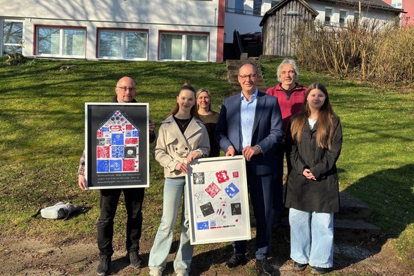 André König, Geschäftsleitung der ISD Immobilien Service Deutschland freute sich über das selbstgemalte Bild der Jugendlichen. Mit auf dem Foto: Holger Schroer, Partnerschaftsbeauftragter des Märkischen Kreises, Daniela Hofrichter, Gruppenleitung für den ambulanten Bereich und unbegleitete Flüchtlingskinder und Jörg Fengels, Geschäftsführer aus St. Josef. Foto: Eileen Bräuniger / Märkischer Kreis