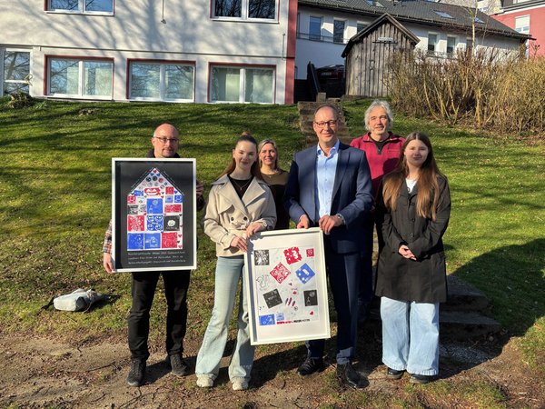André König, Geschäftsleitung der ISD Immobilien Service Deutschland freute sich über das selbstgemalte Bild der Jugendlichen. Mit auf dem Foto: Holger Schroer, Partnerschaftsbeauftragter des Märkischen Kreises, Daniela Hofrichter, Gruppenleitung für den ambulanten Bereich und unbegleitete Flüchtlingskinder und Jörg Fengels, Geschäftsführer aus St. Josef. Foto: Eileen Bräuniger / Märkischer Kreis