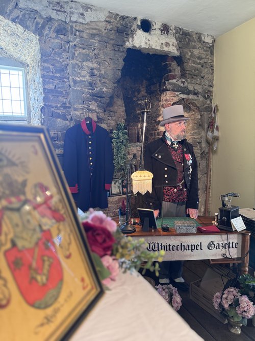 Der Meisterfälscher, Hochstapler und Herausgeber der Whitechapel Gazette, verhilft auf der Burg Altena zu fragwürdigen Adelstiteln, Patenten und Dokumenten aller Art. Michelle Wolzenburg / Märkischer Kreis