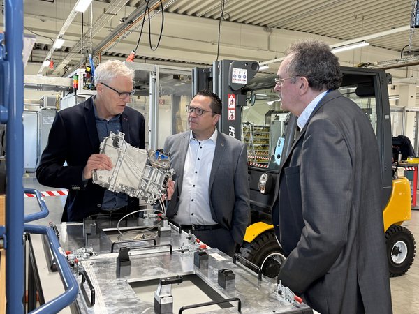 Unternehmensbesuch bei der Soma GmbH: Geschäftsführer Johannes Bieling (links) zeigte Landrat Marco Voge und Jochen Schröder, Geschäftsführer der Gesellschaft zur Wirtschafts- und Strukturförderung im Märkischen Kreis, die Produktion des Anlagenspezialisten aus Schalksmühle. Foto: Alexander Bange / Märkischer Kreis
