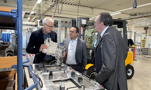 Unternehmensbesuch bei der Soma GmbH: Geschäftsführer Johannes Bieling (links) zeigte Landrat Marco Voge und Jochen Schröder, Geschäftsführer der Gesellschaft zur Wirtschafts- und Strukturförderung im Märkischen Kreis, die Produktion des Anlagenspezialisten aus Schalksmühle. Foto: Alexander Bange / Märkischer Kreis