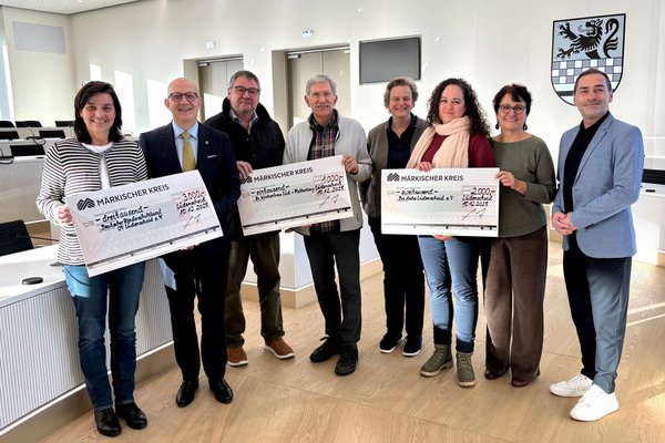 Große Freude über die Spenden der Märkischen Sozialstiftung: Unser Foto zeigt von links Katrin Nockemann (Die Schatzinsel), Landrat Ralf Schwarzkopf, Jürgen Kaiser und Martin Schiller (Guter Schulstart), Fachdienstleiterin Schule Anja Tadday-Schlichting, Marielle Lauermann und Ute Gall (Trauerbegleitung für Kinder) und Fachbereichsleiter Manfred Fischer. Foto: Ulla Erkens/Märkischer Kreis