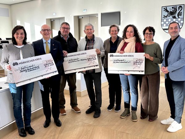 Große Freude über die Spenden der Märkischen Sozialstiftung: Unser Foto zeigt von links Katrin Nockemann (Die Schatzinsel), Landrat Ralf Schwarzkopf, Jürgen Kaiser und Martin Schiller (Guter Schulstart), Fachdienstleiterin Schule Anja Tadday-Schlichting, Marielle Lauermann und Ute Gall (Trauerbegleitung für Kinder) und Fachbereichsleiter Manfred Fischer. Foto: Ulla Erkens/Märkischer Kreis