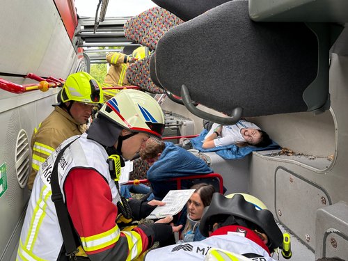 Feuerwehr, Rettungsdienst und Hilfsorganisationen kümmern sich im MANV-Übungsszenario um die verletzten Fahrgäste im Linienbus. Foto: Katharina Buschmann / Märkischer Kreis