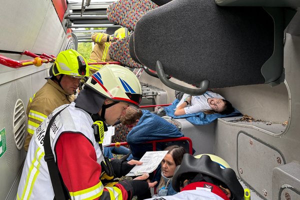 Feuerwehr, Rettungsdienst und Hilfsorganisationen kümmern sich im MANV-Übungsszenario um die verletzten Fahrgäste im Linienbus. Foto: Katharina Buschmann / Märkischer Kreis