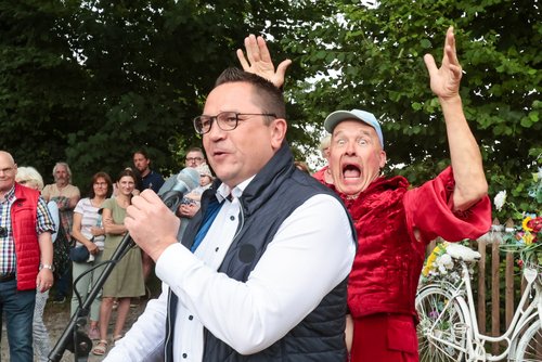 Landrat Marco Voge nahm die Neckereien der Zwerge bei seiner Eröfnungsrede mit Humor. Foto: Sebastian Sendlak/ Märkischer Kreis
