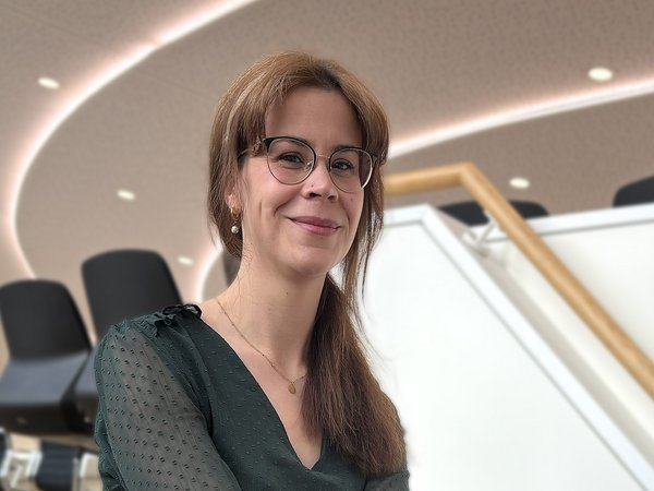 Julia Fischer vom Gesundheitsamt macht zum Welt-Aids-Tag auf die HIV-/STI-Beratung des Märkischen Kreises aufmerksam sowie die Möglichkeit von anonymen Tests. Foto: Susanne Henrich/Märkischer Kreis