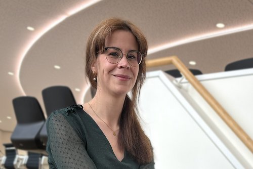 Julia Fischer vom Gesundheitsamt macht zum Welt-Aids-Tag auf die HIV-/STI-Beratung des Märkischen Kreises aufmerksam sowie die Möglichkeit von anonymen Tests. Foto: Susanne Henrich/Märkischer Kreis