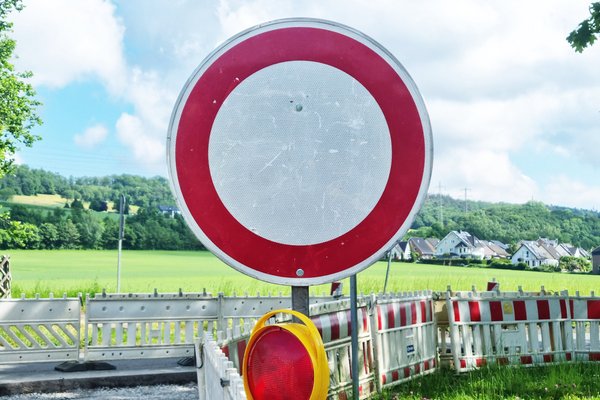 Für die erforderlichen Straßen- und Kanalbauarbeiten muss die Kreisstraße 12 ab Montag, 23. Februar, voll gesperrt werden. Symbolfoto: Hannah Heyn / Märkischer Kreis