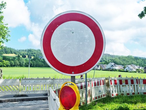 Für die erforderlichen Straßen- und Kanalbauarbeiten muss die Kreisstraße 12 ab Montag, 23. Februar, voll gesperrt werden. Symbolfoto: Hannah Heyn / Märkischer Kreis
