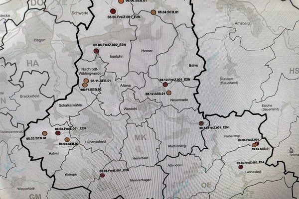 Die geplante 1. Änderung des Regionalplanes Arnsberg, räumlicher Teilplan Märkischer Kreis, Kreis Olpe und Kreis Siegen-Wittgenstein legt Solarenergiebereiche (SEB) in Drolshagen, Halver, Hemer, Iserlohn, Lennestadt, Nachrodt-Wiblingwerde und Neuenrade fest. Vom 13. April bis zum 15. Mai hat die Öffentlichkeit nun Gelegenheit, sich über die Regionalplanänderung zu informieren und Stellungnahmen abzugeben. Quelle Bezirksregierung Arnsberg