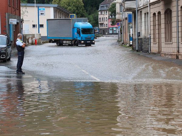 Hochwasser in Altena 2021 Wasser steht in einer Straße, ein Lkw versucht zu wenden