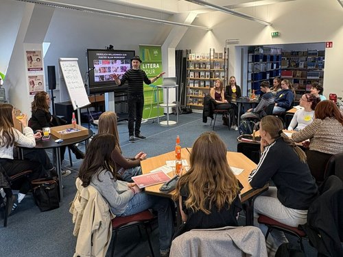 Bei dem intensiven Fünf-Tage-Programm zum Poetry Slam wurden die Schülerinnen von Marian Heuser, professioneller Poetry Slammer, unterstützt. Foto: Märkischer Kreis