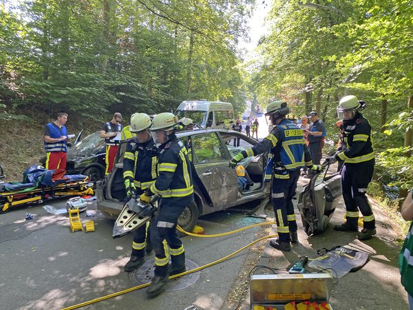 Regelmäßig übt der Bevölkerungsschutz gemeinsam mit Feuerwehr, Rettungsdienst und Hilfsorganisationen, wie hier in Werdohl. Simuliert wurde seinerzeit ein schwerer Verkehrsunfall. Am Samstag, 24. Mai, findet eine Großübung in Meinerzhagen statt. Foto: Alexander Bange / Märkischer Kreis