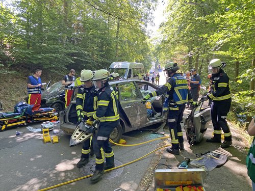 Regelmäßig übt der Bevölkerungsschutz gemeinsam mit Feuerwehr, Rettungsdienst und Hilfsorganisationen, wie hier in Werdohl. Simuliert wurde seinerzeit ein schwerer Verkehrsunfall. Am Samstag, 24. Mai, findet eine Großübung in Meinerzhagen statt. Foto: Alexander Bange / Märkischer Kreis