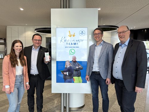 Die Kreisverwaltung des Märkischen Kreises nimmt Bewerbungen ab sofort auch über WhatsApp entgegen. Darüber freuen sich (von links): Recruiterin Julia Figge, Landrat Marco Voge, Recruiter Thomas Müller und Fachbereichsleiter Zentrale Steuerung, Guido Thal. Foto: Hannah Heyn / Märkischer Kreis