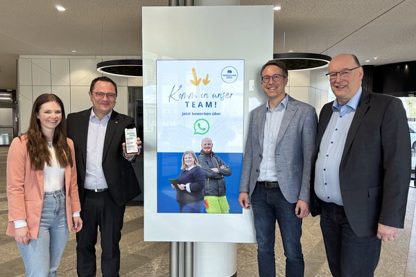 Die Kreisverwaltung des Märkischen Kreises nimmt Bewerbungen ab sofort auch über WhatsApp entgegen. Darüber freuen sich (von links): Recruiterin Julia Figge, Landrat Marco Voge, Recruiter Thomas Müller und Fachbereichsleiter Zentrale Steuerung, Guido Thal. Foto: Hannah Heyn / Märkischer Kreis