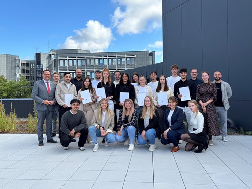 14 neue Studentinnen und Studenten wurden vom Landrat Marco Voge gemeinsam mit dem Ausbildungsteam und der Jugend- und Auszubildendenvertretung begrüßt. Foto: Eileen Bräuniger / Märkischer Kreis