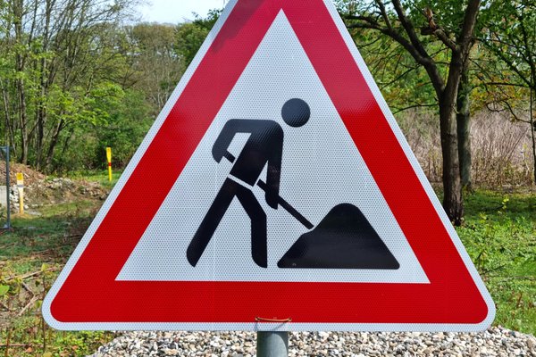 An der Kreisstraße 3 (K3) in Halver-Hohenplanken startet am Montag, 15. September, der Neubau eines Regenwasserkanals und einer Entwässerungsrigole zur Versickerung des Niederschlagswassers. Symbolfoto: Hannah Heyn / Märkischer Kreis