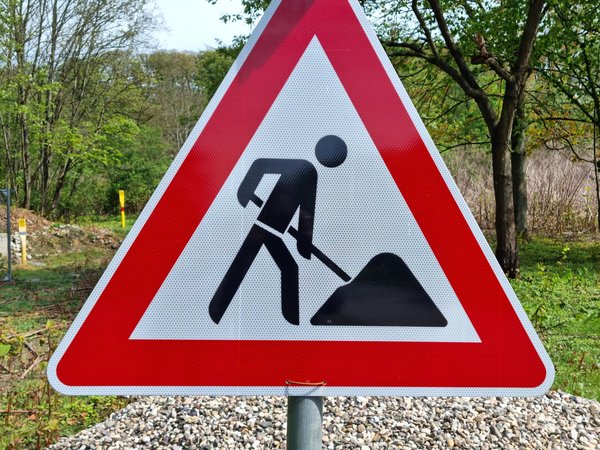 An der Kreisstraße 3 (K3) in Halver-Hohenplanken startet am Montag, 15. September, der Neubau eines Regenwasserkanals und einer Entwässerungsrigole zur Versickerung des Niederschlagswassers. Symbolfoto: Hannah Heyn / Märkischer Kreis