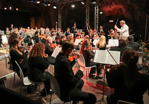 Mit zwei festlichen Konzerten in der Balver Höhle hat sich das Märkische Sinfonieorchester (MJO) einen lang gehegten Traum erfüllt. Foto: Sebastian Sendlak