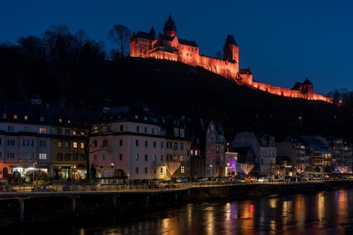 Am Dienstag, 25. November, wird die Burg mit Einbruch der Dunkelheit in orangefarbenes Licht getaucht sein. Die Farbe Orange soll eine Zukunft ohne Gewalt gegen Frauen symbolisieren. Foto: Stephan Sensen/ Märkischer Kreis
