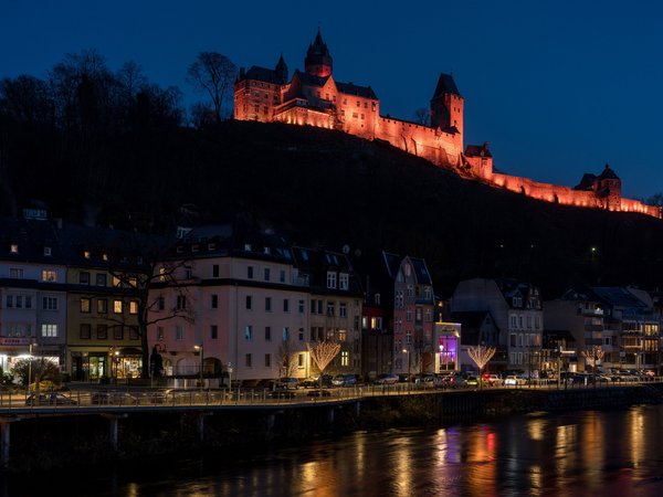 Am Dienstag, 25. November, wird die Burg mit Einbruch der Dunkelheit in orangefarbenes Licht getaucht sein. Die Farbe Orange soll eine Zukunft ohne Gewalt gegen Frauen symbolisieren. Foto: Stephan Sensen/ Märkischer Kreis