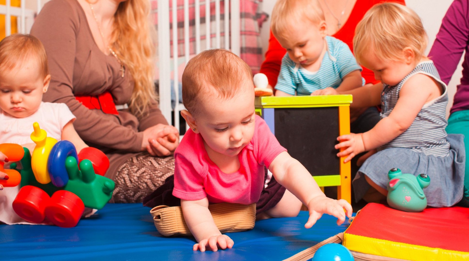 Fotos Hompage Familie - 31 Kinder im Kindergarten mit Erziehern