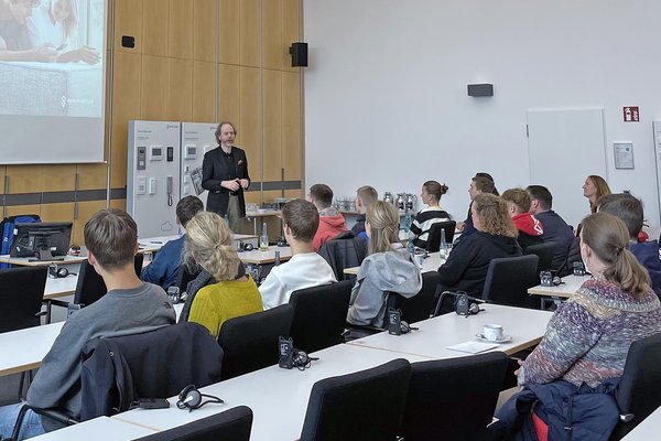 Jetzt anmelden: Vom 3. bis 14. November können sich Schülerinnen und Schüler ab der 9. Klasse, Eltern und Quereinsteiger vor Ort in heimischen Unternehmen über moderne Berufszweige, Ausbildungswege und Duale Studienmöglichkeiten sowie über Praktikumsstellen informieren.. Foto: S. Jurek/Märkischer Kreis