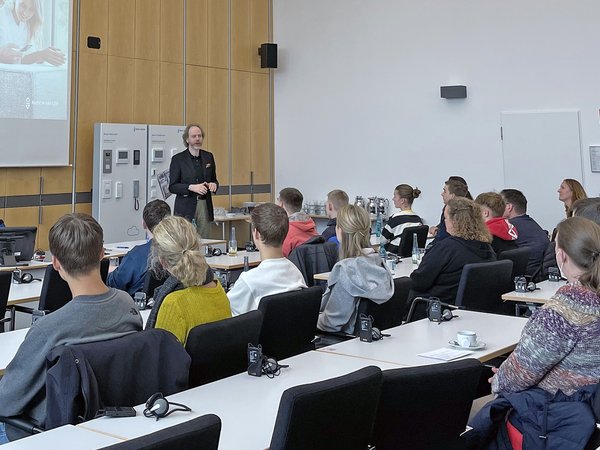Vom 3. bis 14. November können sich Schülerinnen und Schüler ab der 9. Klasse, Eltern und Quereinsteiger vor Ort in den Unternehmen über moderne Berufszweige, Ausbildungswege und Duale Studienmöglichkeiten sowie über Praktikumsstellen informieren.. Foto: S. Jurek/Märkischer Kreis