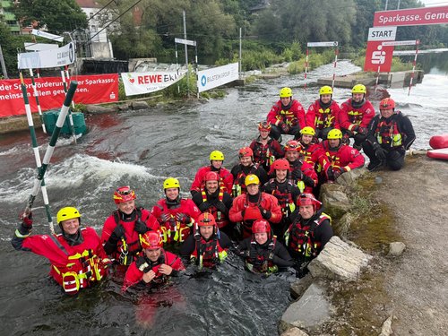 Trainiert wurden unter anderem Rettungstechniken zu Land, im Wasser sowie vom Boot aus. Foto: Feuerwehr Iserlohn
