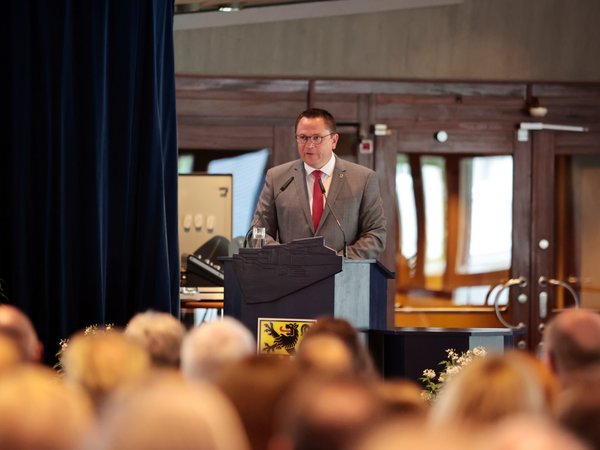 Landrat Marco Voge blickte mit seiner Rede in die Geschichte, Gegenwart und Zukunft des Kreises. Foto: Sebastian Sendlak / Märkischer Kreis