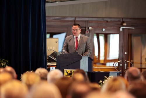 Landrat Marco Voge blickte mit seiner Rede in die Geschichte, Gegenwart und Zukunft des Kreises. Foto: Sebastian Sendlak / Märkischer Kreis