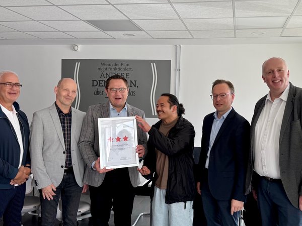 Freuten sich über den Dritten Regionale Stern und die damit verbundene Fördersumme von 1,6 Millionen Euro von links: Regionalebeauftragter Frank Adler, Jörg Marré (EGC), Landrat Marco Voge, Arthur Dulinski (firstlab.Lüdenscheid), Sven Haarhaus (Geschäftsführer EGC und Kämmerer der Stadt Lüdenscheid), Christoph Weiland (Aufsichtsrat EGC) 