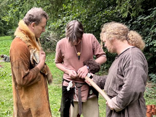 Neandertaler und Homo sapiens waren beim historischen Spiel an der Luisenhütte in Balve unterwegs. Foto: Hannah Heyn / Märkischer Kreis