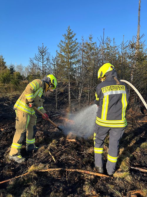 Löscharbeiten an der Nordhelle in Meinerzhagen. Foto: Märkischer Kreis