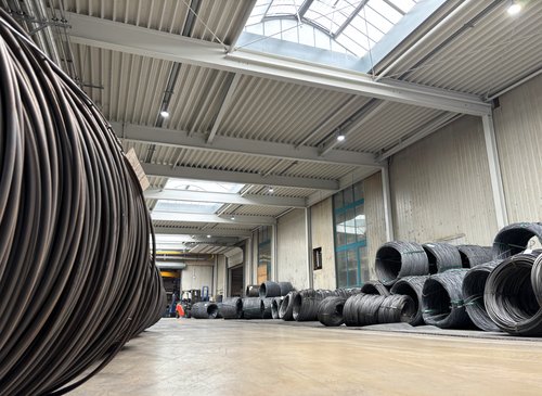 Was als Drahtzieherei im Jahr 1738 begann, ist heute ein moderner Industriestandort mit rund 18.000 Quadratmetern Gesamtfläche – darunter 13.000 Quadratmeter Hallenfläche. Foto: Alexander Bange / Märkischer Kreis