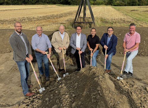 Offizieller Spatenstich für den neuen Radweg entlang der K16 zwischen Iserlohn-Sümmern und Menden (von links): Dr. Tobias Wilms (Baudezernent Stadt Menden), Wolfgang Hilgenroth (Firma Hilgenroth), Hubertus Schulte-Filthaut (Vorsitzender des Bau- und Straßenausschusses), Landrat Marco Voge, Manfred Fischer (Fachbereichsleiter), Michael Joithe (Bürgermeister Stadt Iserlohn), Carsten Glänzel (Fachdienst Hochbau). Foto: Hannah Heyn / Märkischer Kreis