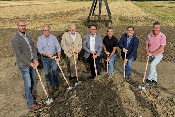 Offizieller Spatenstich für den neuen Radweg entlang der K16 zwischen Iserlohn-Sümmern und Menden (von links): Dr. Tobias Wilms (Baudezernent Stadt Menden), Wolfgang Hilgenroth (Firma Hilgenroth), Hubertus Schulte-Filthaut (Vorsitzender des Bau- und Straßenausschusses), Landrat Marco Voge, Manfred Fischer (Fachbereichsleiter), Michael Joithe (Bürgermeister Stadt Iserlohn), Carsten Glänzel (Fachdienst Hochbau). Foto: Hannah Heyn / Märkischer Kreis