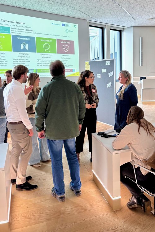 In verschiedenen Werkstätten hatten die Mitarbeiterinnen und Mitarbeiter des Gesundheitsamts Gelegenheit, sich über den Digitalisierungsprozess auszutauschen und neue Ideen zu entwickeln. Foto: Ursula Erkens/ Märkischer Kreis