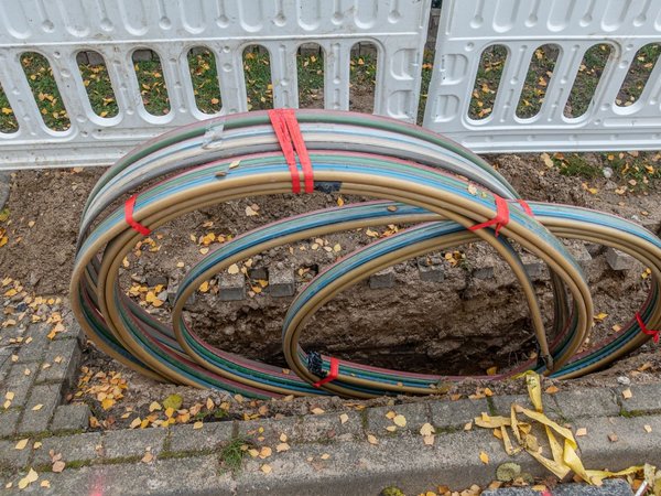 Glasfaser- und Netzwerkkabel