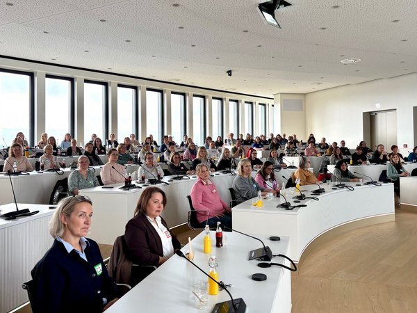Zu einem Netzwerktreffen zum Thema Digitalisierung trafen sich die Gesundheitsdienste des Märkischen Kreises im großen Sitzungssaal im Kreishausanbau in Lüdenscheid. Foto: Ulla Erkens/Märkischer Kreis