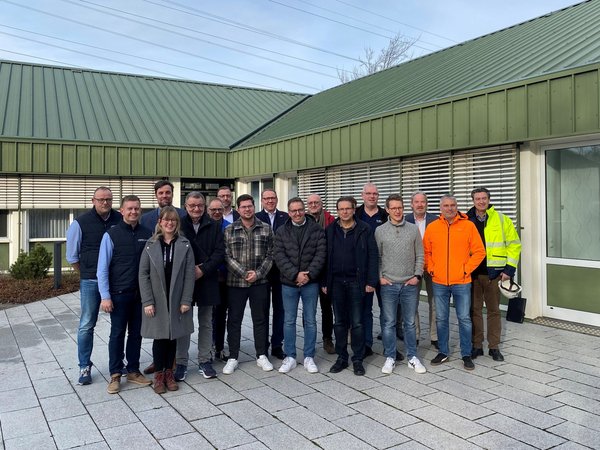Beim Netzwerktreffen bei der AMK GmbH in Iserlohn zogen die Projektteilnehmer der sechsten "ÖKOPROFIT"-Runde eine erste Zwischenbilanz. Foto: Märkischer Kreis