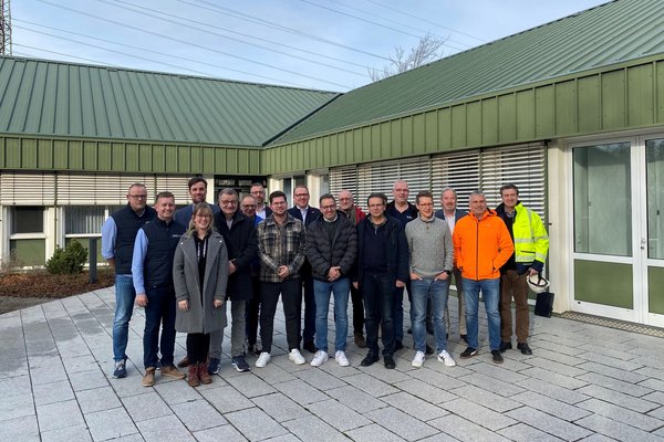 Beim Netzwerktreffen bei der AMK GmbH in Iserlohn zogen die Projektteilnehmer der sechsten "ÖKOPROFIT"-Runde eine erste Zwischenbilanz. Foto: Märkischer Kreis